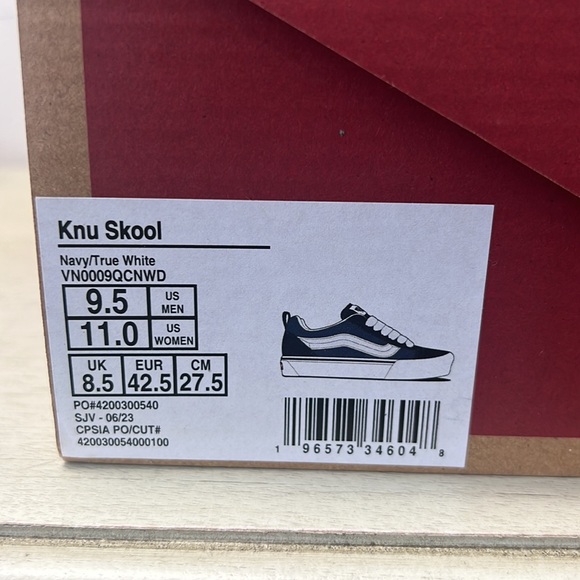 NIB - Vans Knu Skool Skate Shoe , Navy/True White - Picture 12 of 14